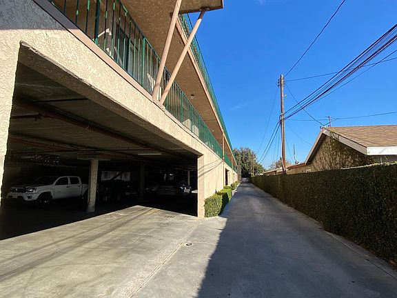 3rd image of 13420 Doty Ave