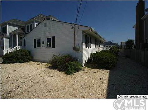 2nd image of 210 Hayes Ct