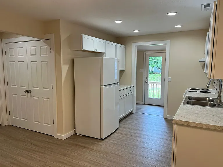 1223 N Sherman Ave — Photo 6
