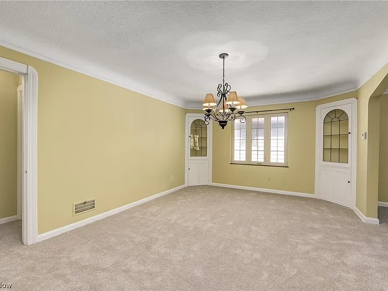 2072 Atkins Ave — Photo 9