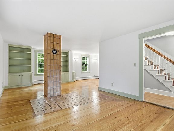 3rd image of 384 Pearl Hill Rd