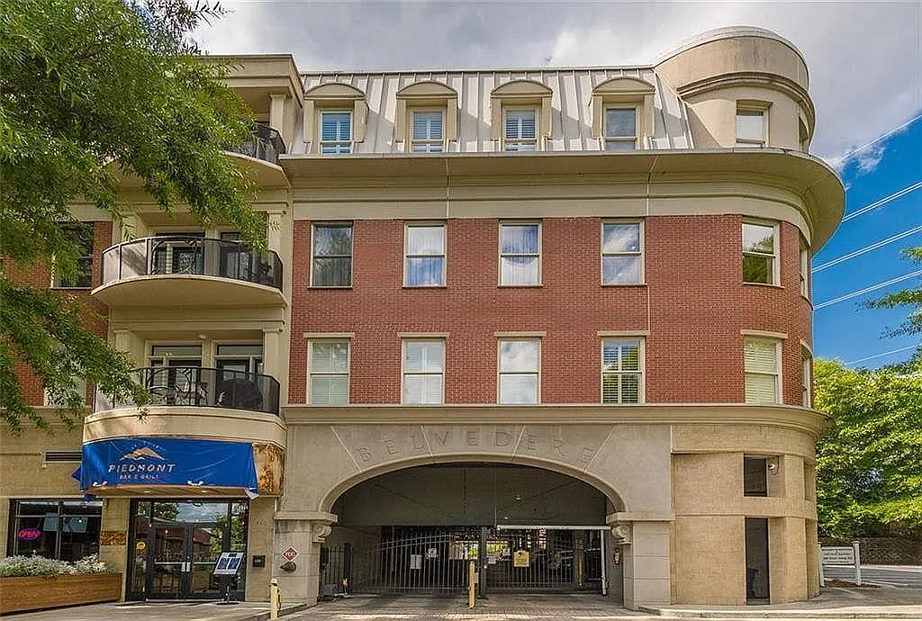 560 Dutch Valley Rd NE — Photo 1