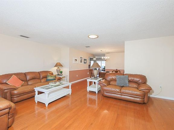 4th image of 318 Fairside Ct