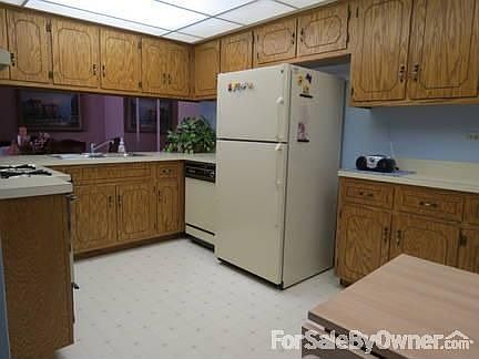 Eat-in Kitchen w/ pass-thru to Dining Rm