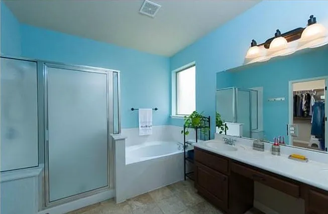 Bathroom 1 (Master Bath)