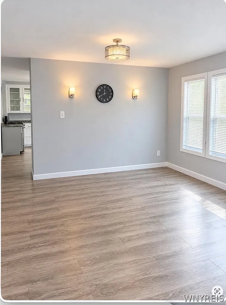 3 bed, 1.0 bath, 2324 sqft, $1,700 — Photo 4