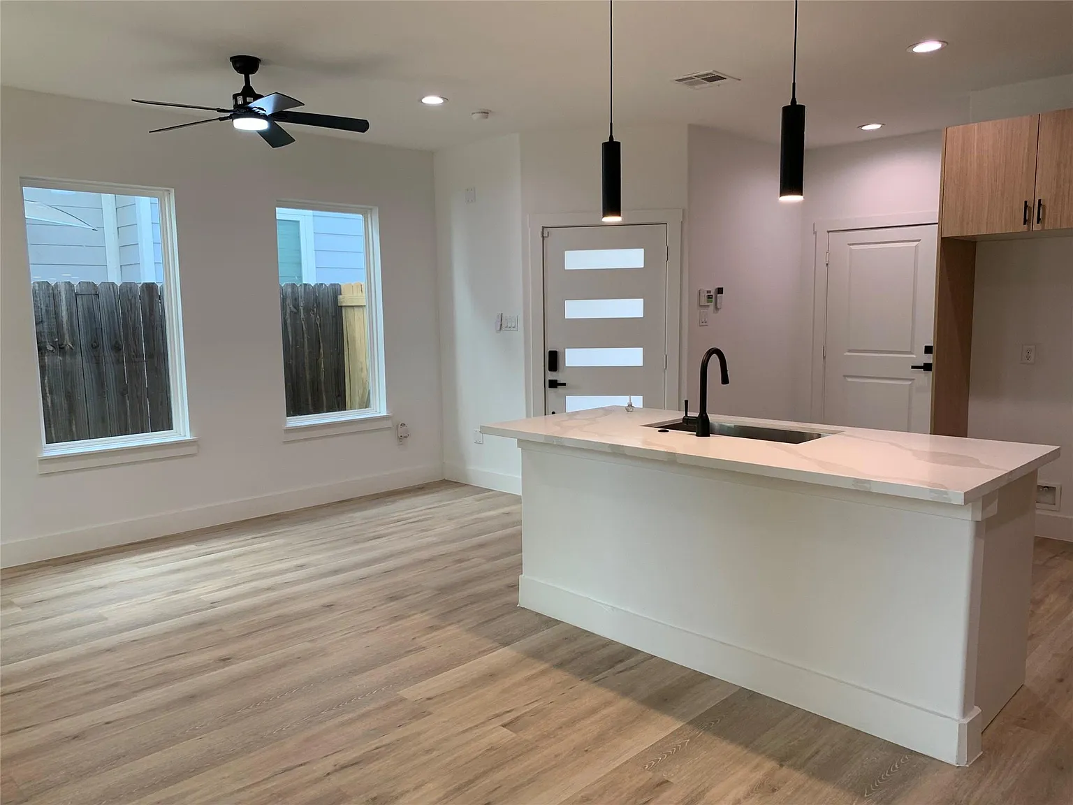 3 bed, 2.5 bath, 2333 sqft, $2,100 — Photo 3