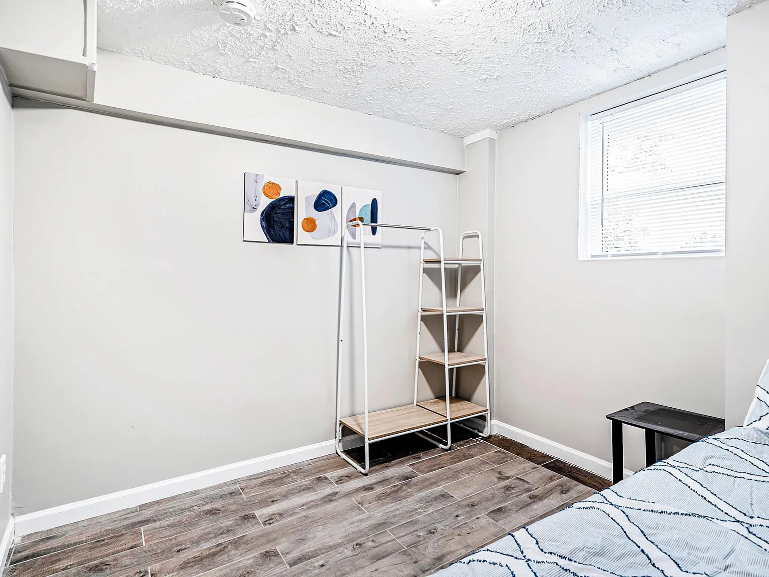 4 bed, 2.0 bath, 1572 sqft, $693 — Photo 2