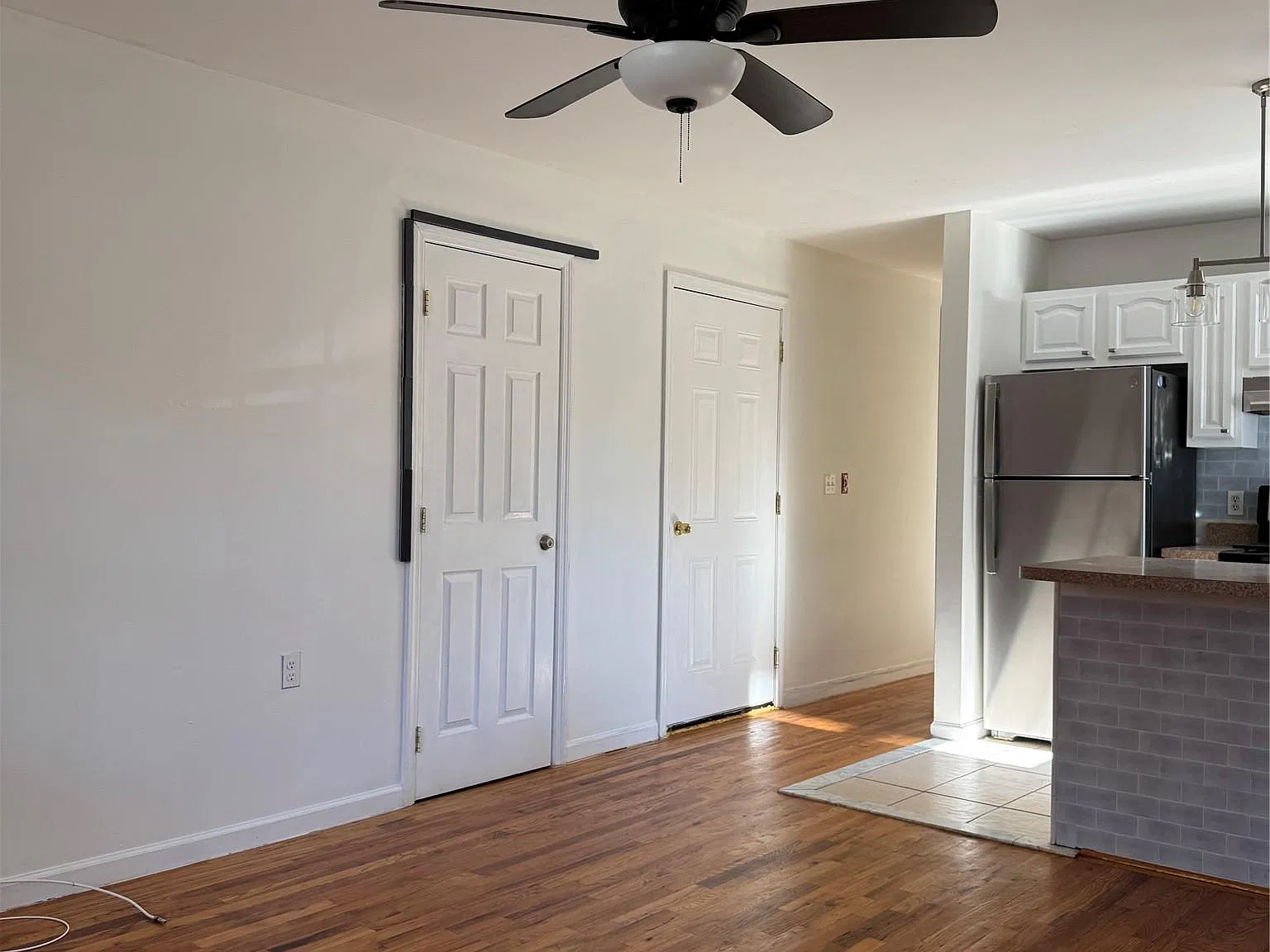 3 bed, 2.0 bath, 2192 sqft, $3,300 — Photo 2