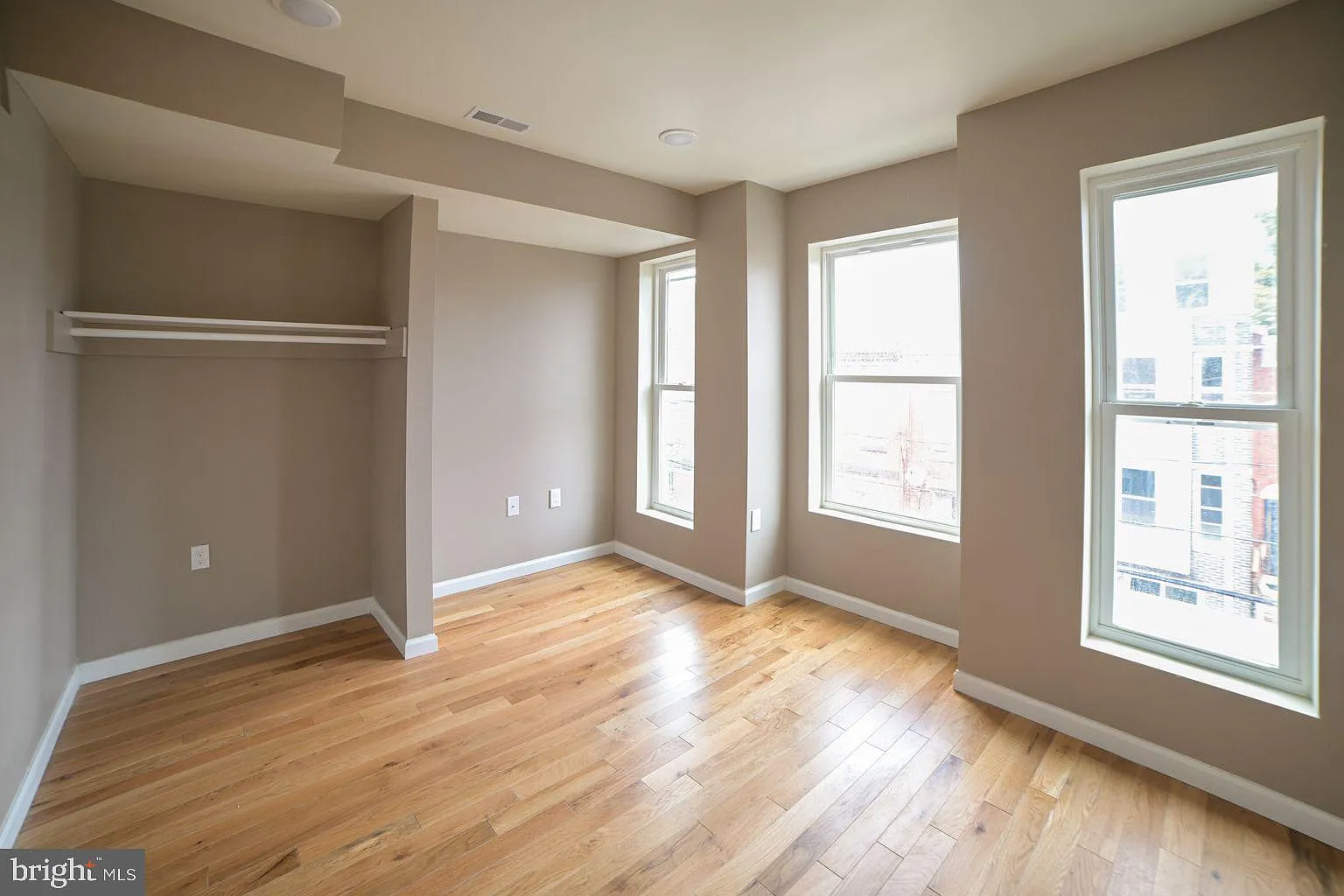 3 bed, 2283 sqft, $2,400 — Photo 4