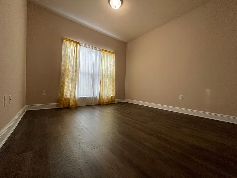 Office room or 4th Bedroom without closet.