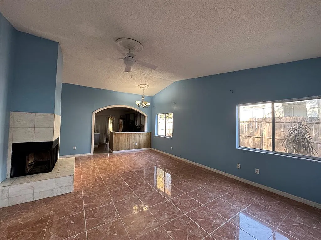 3 bed, 2.0 bath, 1216 sqft, $2,300 — Photo 3