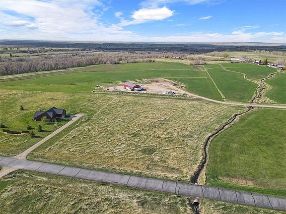 2nd image of 5 Horseshoe Trl