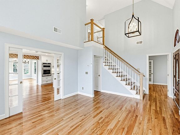 5th image of 2 Fieldstone Dr