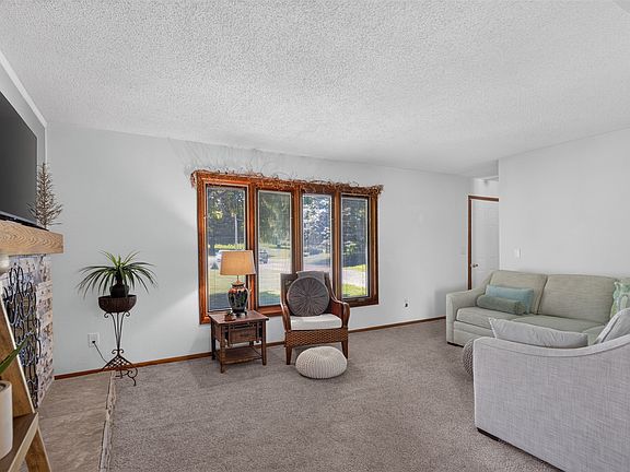 4th image of 2423 NE 88th St