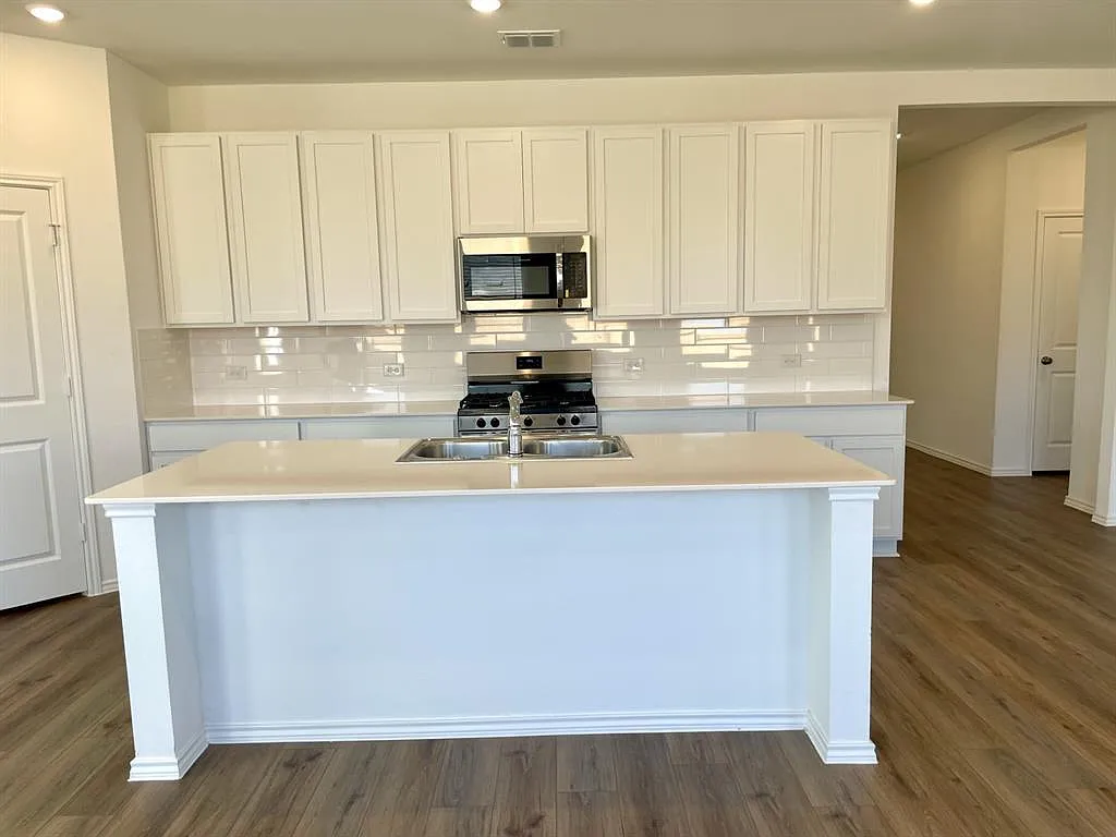 4 bed, 2.0 bath, 1860 sqft, $1,895 — Photo 3