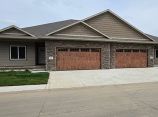 5061 Overlook Ln, Sioux City, IA 51106