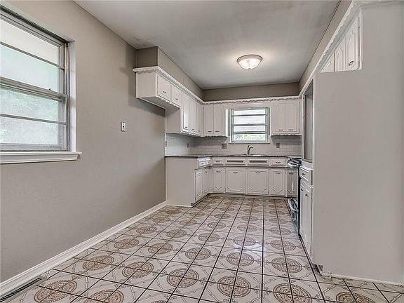 3rd image of 8502 NE 47th St
