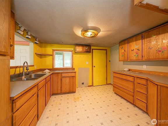 3rd image of 18645 Dynamite Drive SE