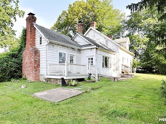 5th image of 24 N Middletown Rd