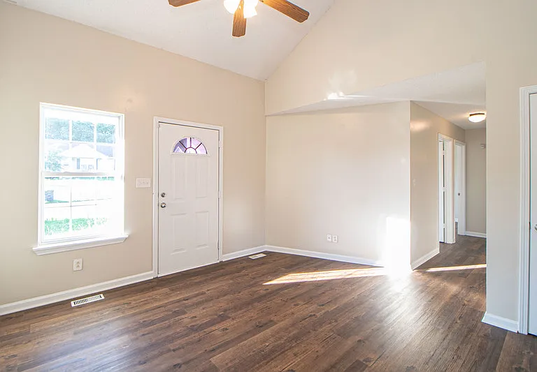 529 Indian Ave — Photo 4