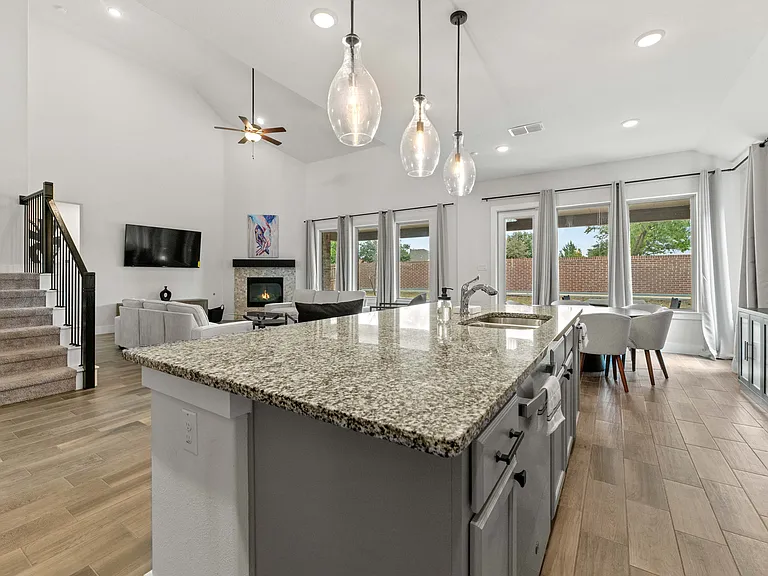 801 Lake Cove Dr — Photo 3