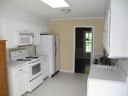 4th image of 414 Courtland Ter