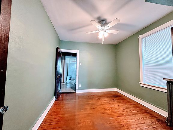 4th image of 4922 Winona Ave #2