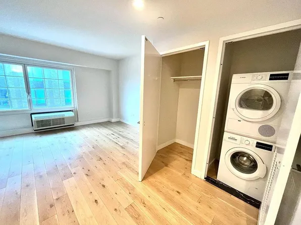 555 Waverly Avenue image 9 of 27