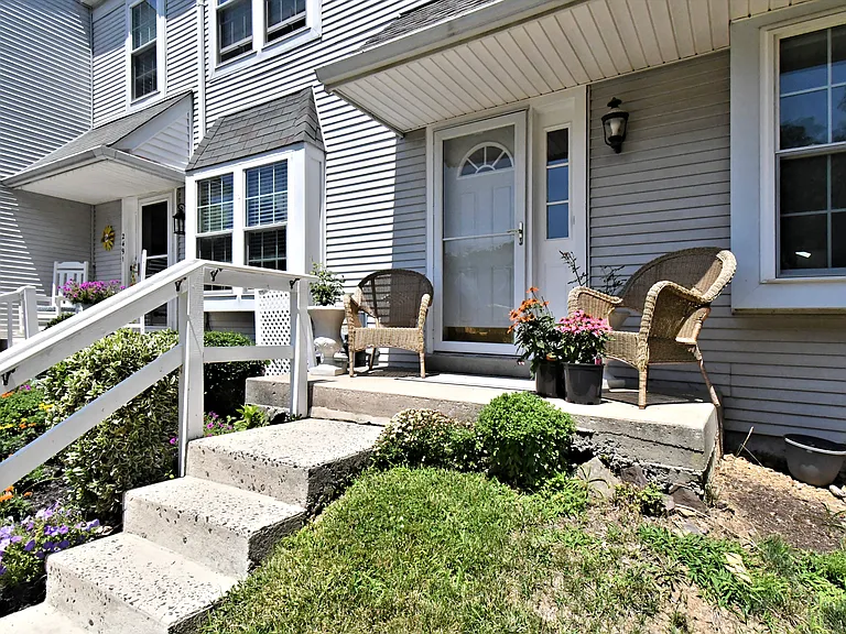 2489 Hillendale Dr — Photo 2