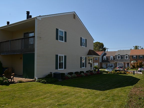 2nd image of 3109 Emerald Pl