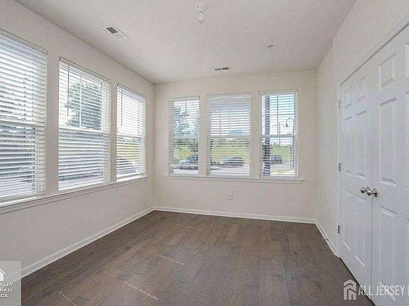 3rd image of 74 Bond St