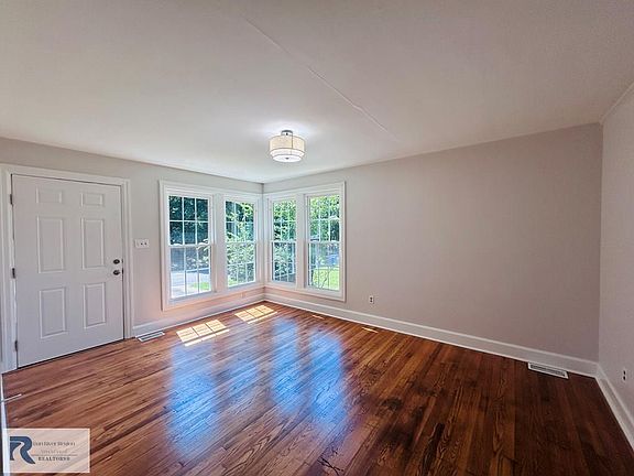 4th image of 104 Lowell St