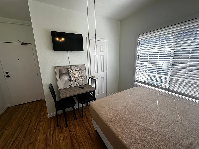 Soto Rose Apartments — Photo 17