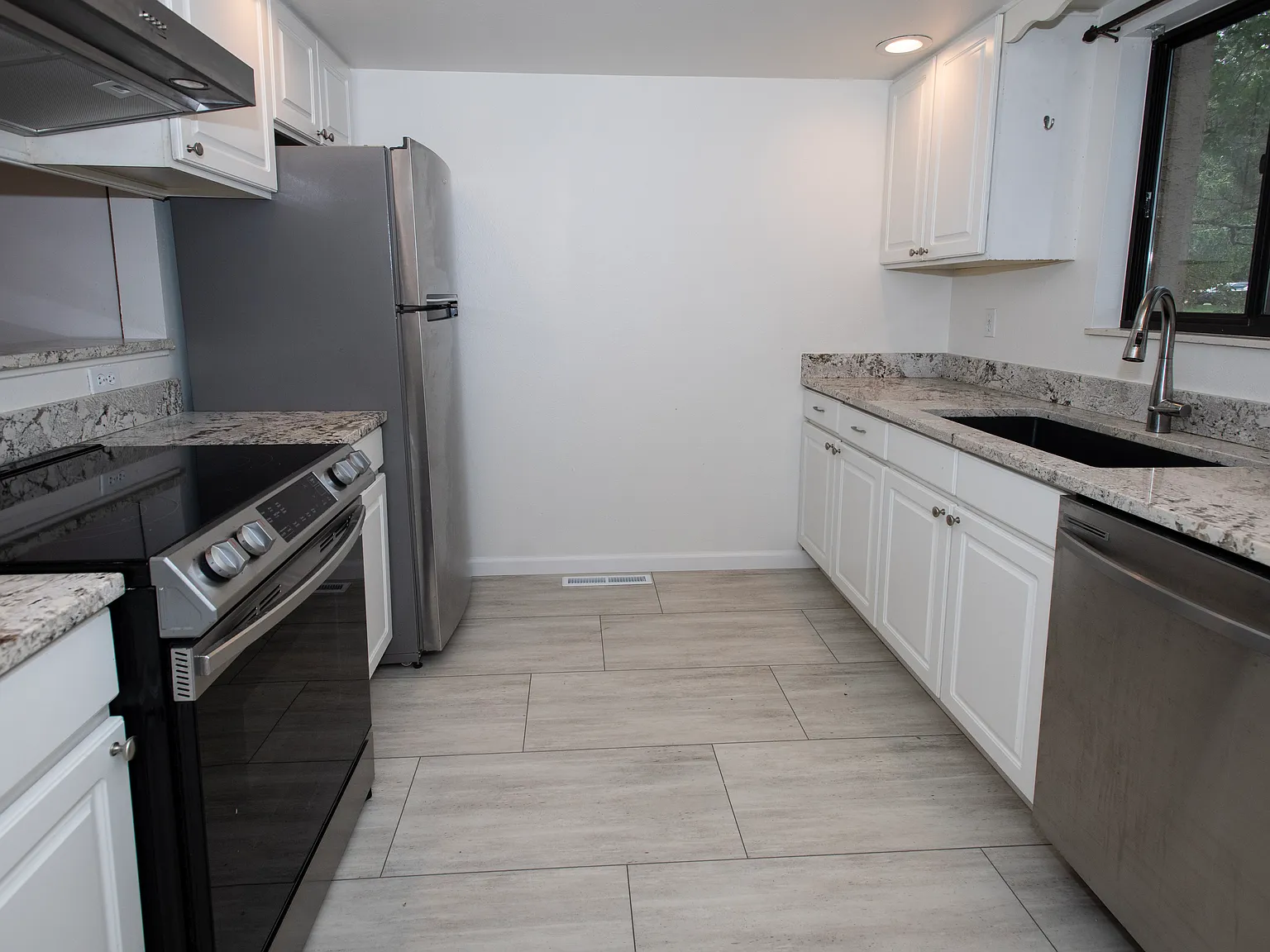 3 bed, 1350 sqft, $2,500 — Photo 3