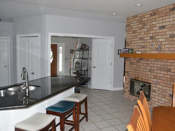 5th image of 290 Poplar Ct
