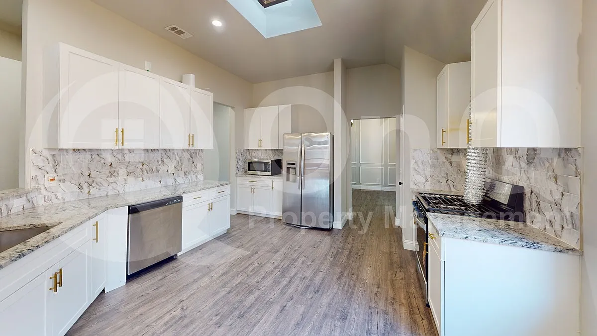 4 bed, 3.0 bath, 2019 sqft, $2,499 — Photo 3
