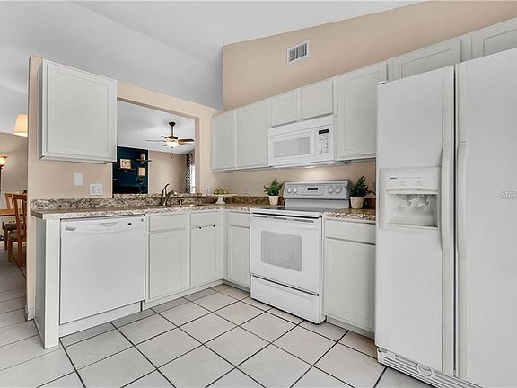 5th image of 220 Daniels Pointe Dr