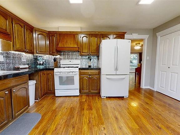 4th image of 15205 E 40th St