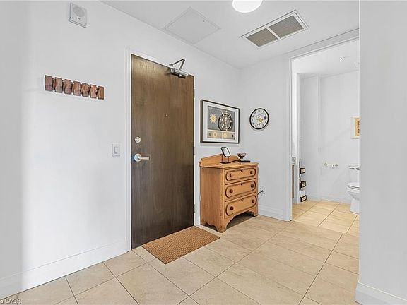 4th image of 118 King St E #415