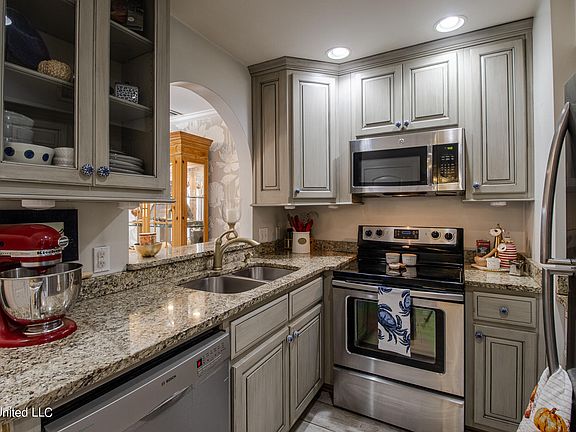 4th image of 413 Kahler St APT 8