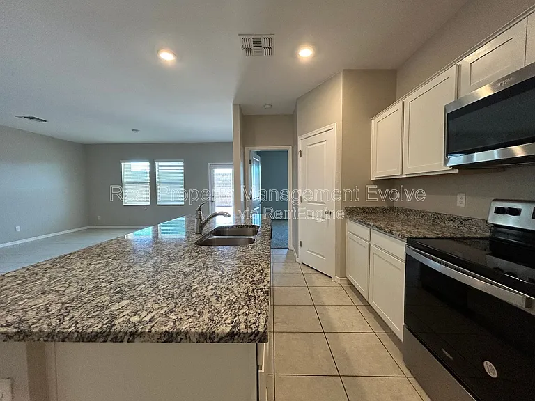 6551 W Magdalena Ln — Photo 5
