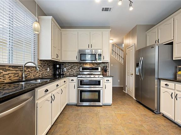 5th image of 1711 Coral Dr