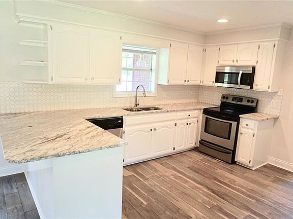 5th image of 300 Primrose Dr