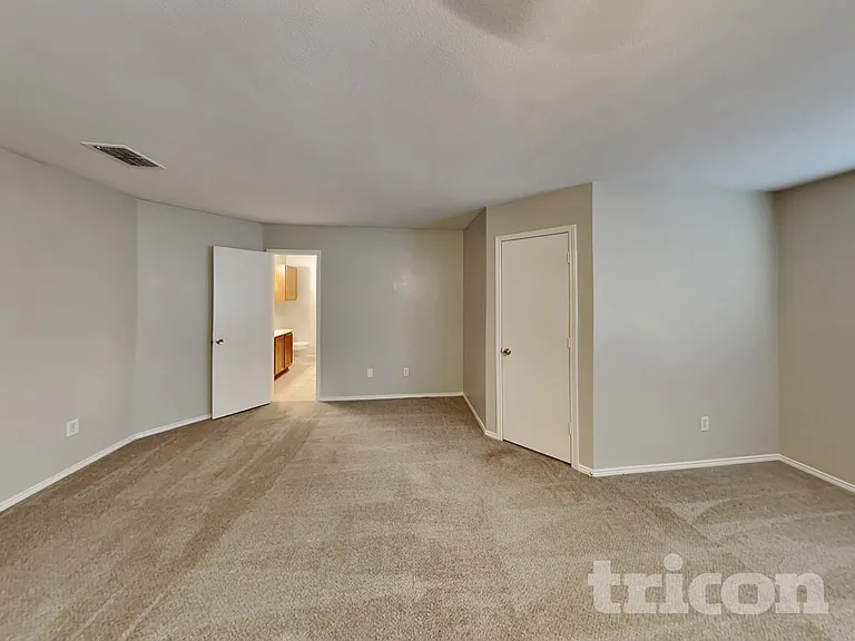 2338 Manchester Ln — Photo 9