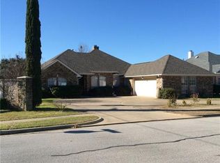 7001 Oak Hills Ct, North Richland Hills, TX 76182