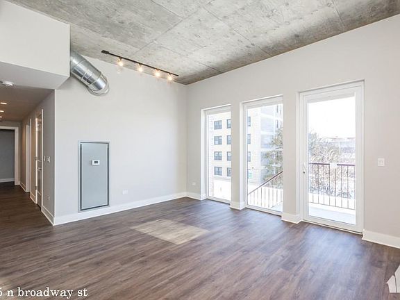 4th image of 3835 N Broadway St #316