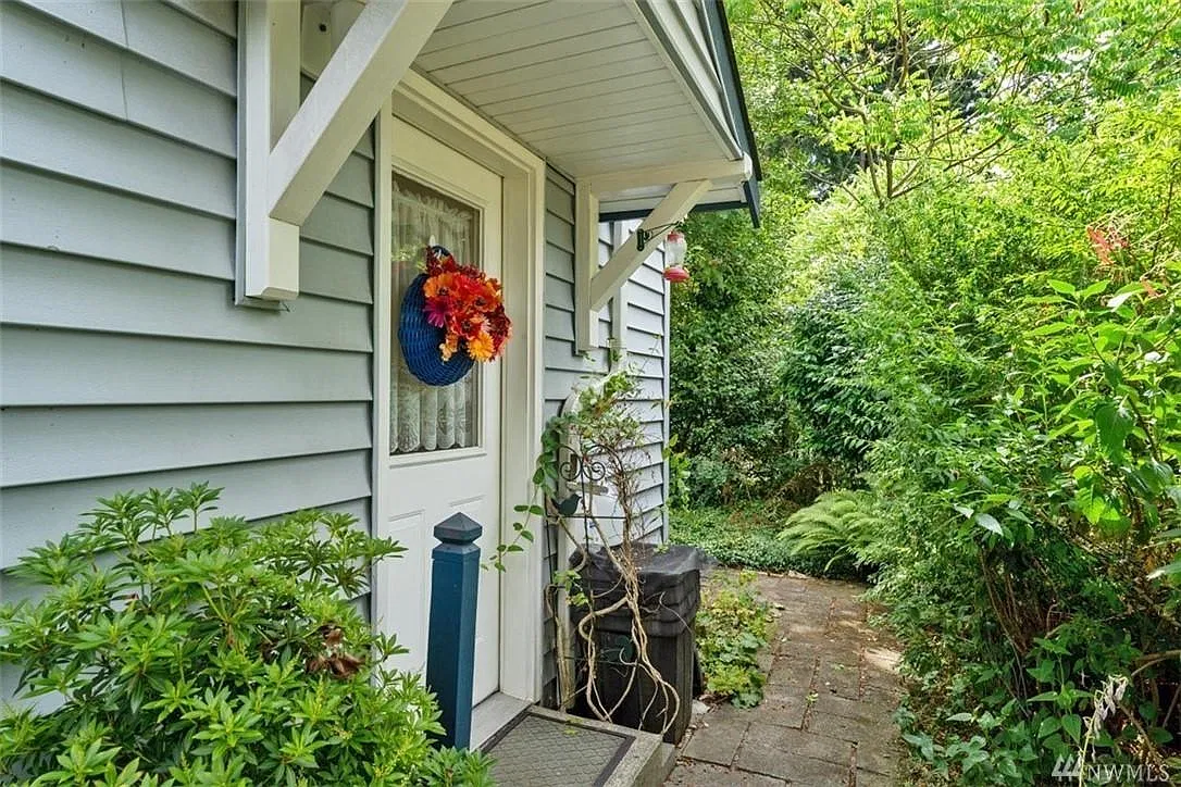 2 bed, 1.5 bath, 1100 sqft, $2,000 — Photo 1