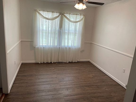 3rd image of 949 Horseshoe Dr