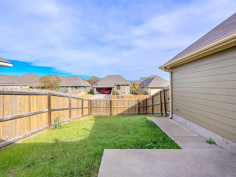 2020 Turning Leaf Dr — Photo 16